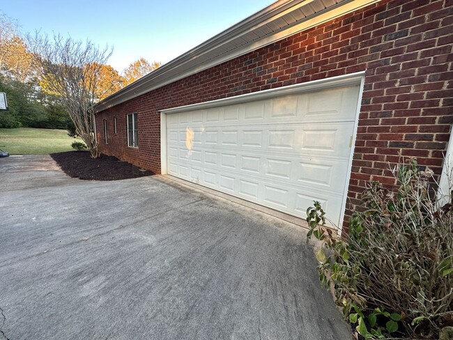 Building Photo - Rental in Country Walk! Clemson, SC