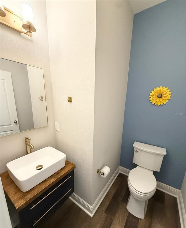 Foto del edificio - 15495 Honeybell Dr