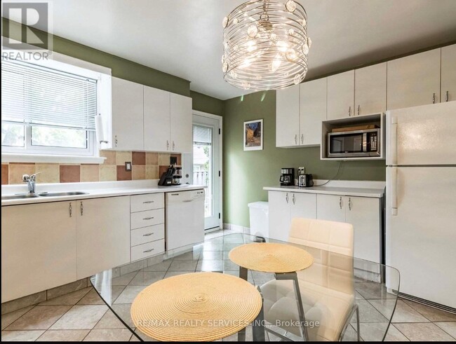 Building Photo - 64 Brookdale Crescent