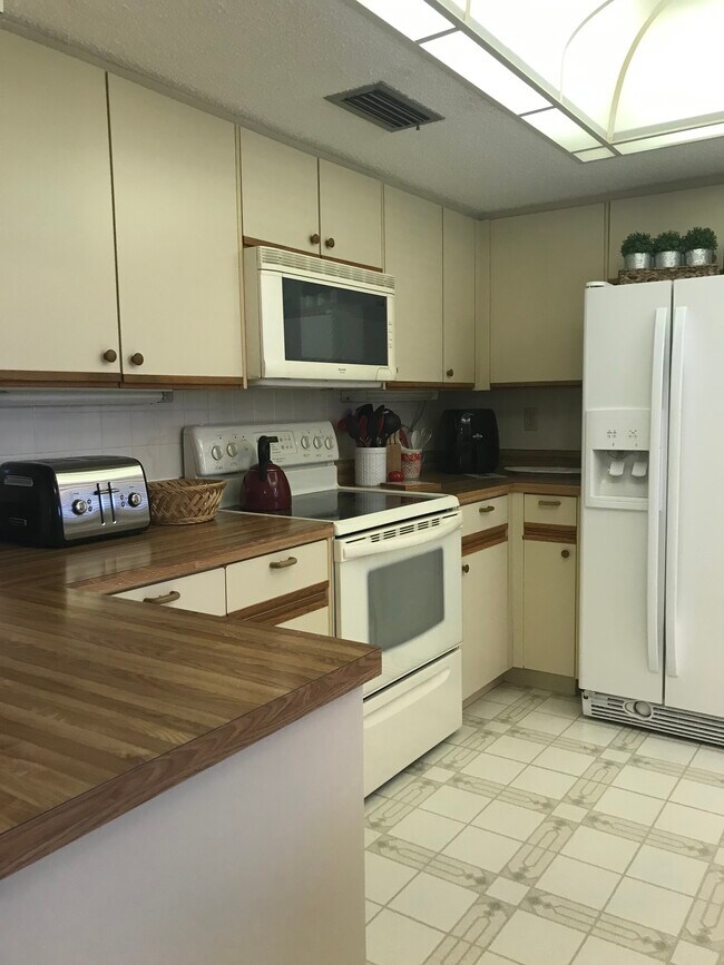 Fully furnished Kitchen - 3103 Vivienda Blvd