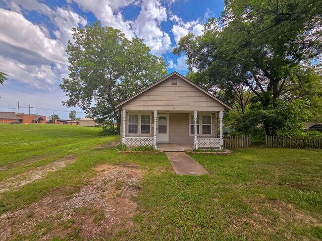 Building Photo - 3 bedroom 2 bath home in Tecumseh!
