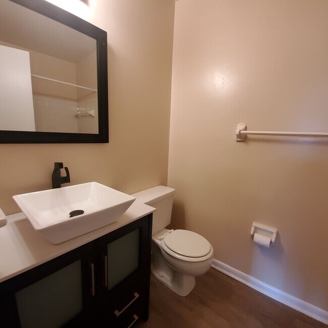 Building Photo - 2 Bedroom, 2 Bath Condo in Virginia Beach