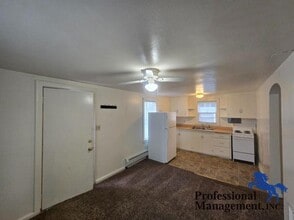 Building Photo - 918 1/2 Custer Ave