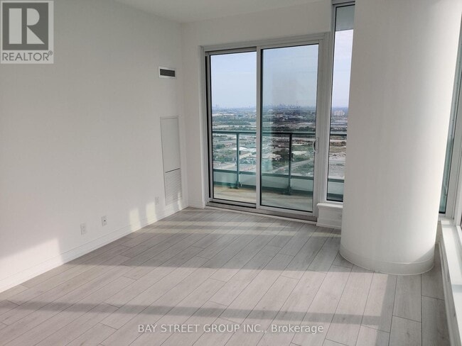 Photo du bâtiment - 898 Portage Pkwy