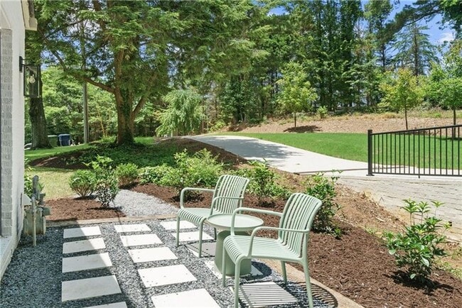 Building Photo - Designer Living with Charm in North Buckhead