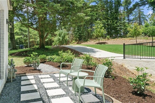 Foto del edificio - Designer Living with Charm in North Buckhead