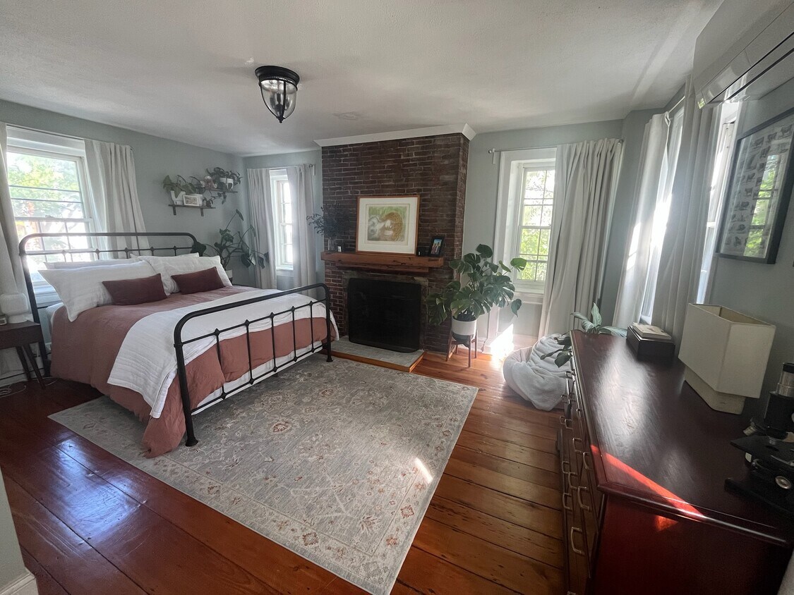 Foto principal - 240 Bunker Hill Street