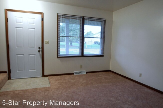 Building Photo - 402 S Silverwood Ln