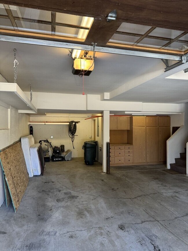 Foto del edificio - 645 Monterey Pine Rd