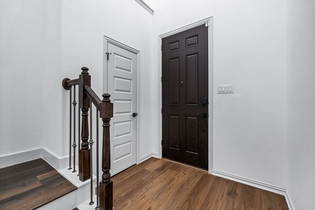 Photo - 1444 Kit King Dr House