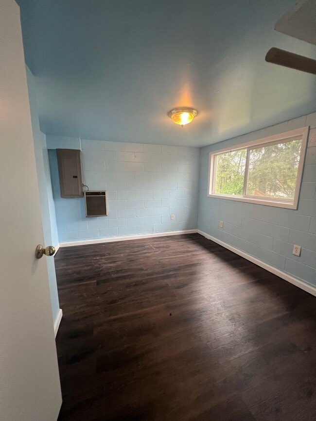 Building Photo - 1203 Roosevelt Blvd