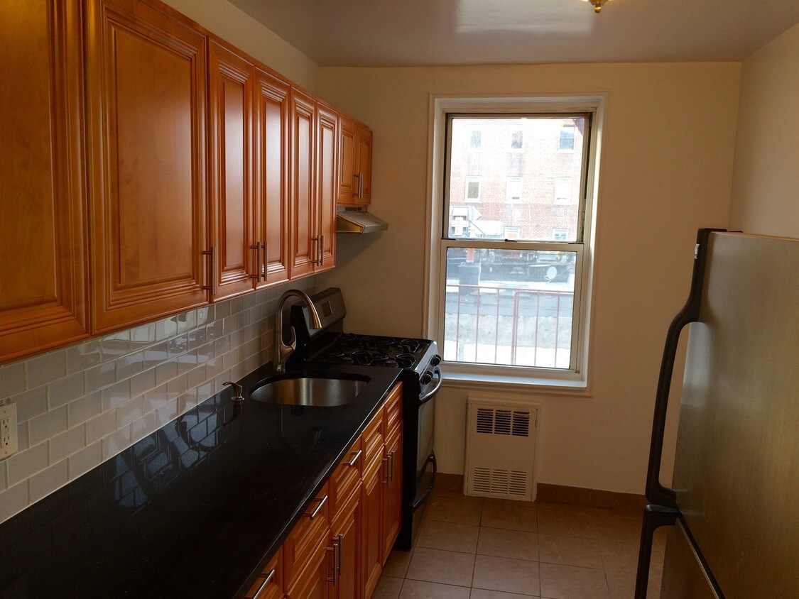 Foto principal - 27-10 30th Ave