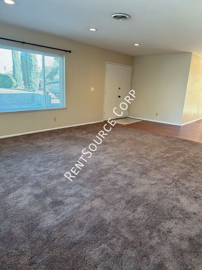 Building Photo - 3 Bedroom, 2 Bath home for Rent in Lancaster