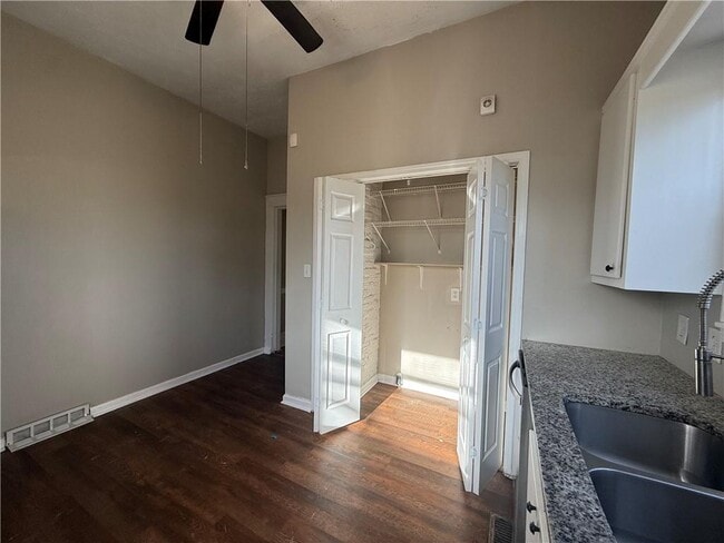 Building Photo - 2 Myrtle Dr