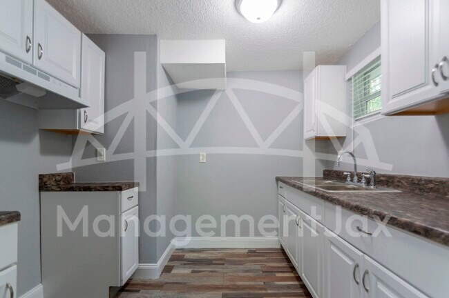 Foto del edificio - 214 E 2nd St