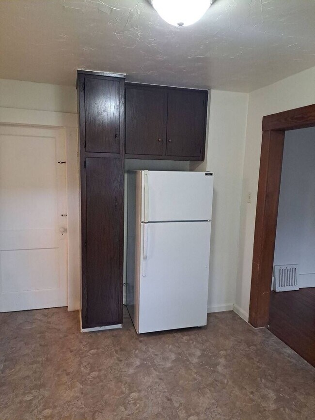 Building Photo - 2 BR House Near Lakeside Park