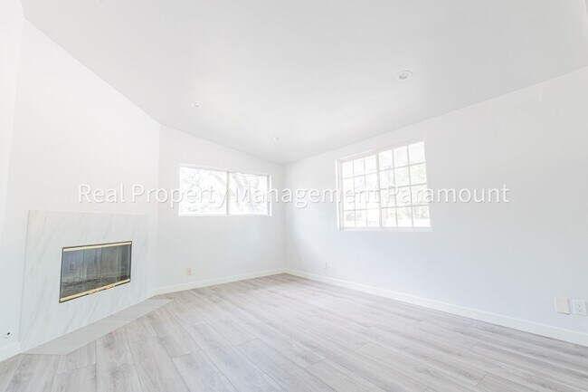 Foto del edificio - 17314 Bircher St