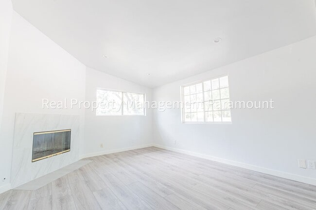 Building Photo - Pool and high ceilings, fully refurbished.
