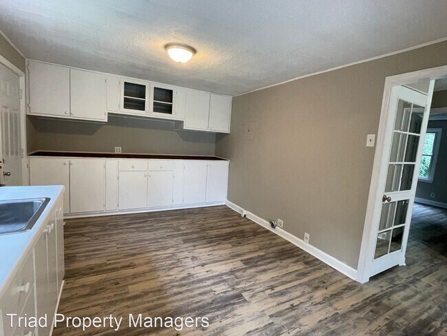 Building Photo - 1 br, 1 bath House - 210 S. Chimney Rock Rd.