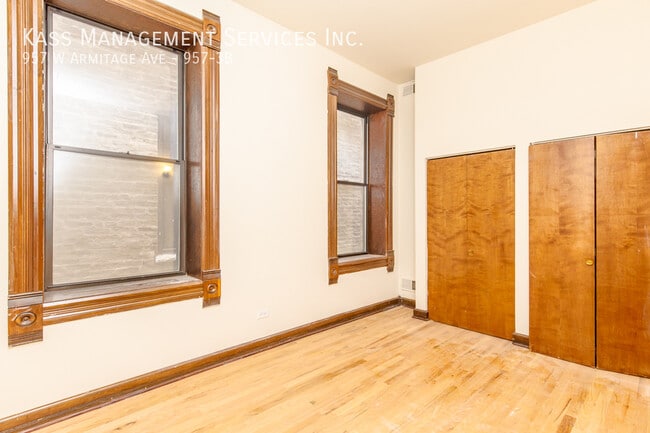 Building Photo - 957 W Armitage Ave