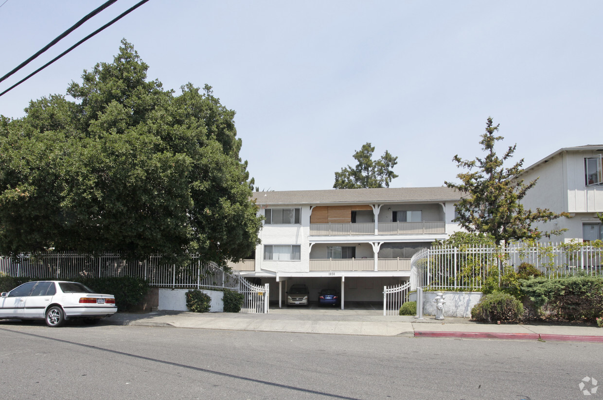 Building Photo - Latham Apartments