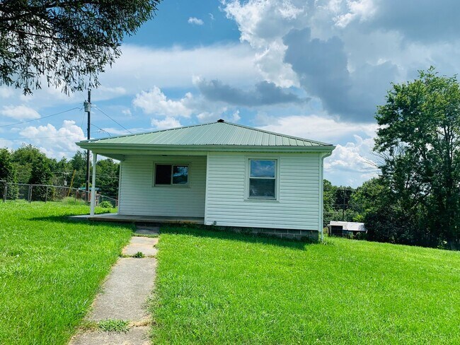 Building Photo - 2 Bedroom, 1 Bath House