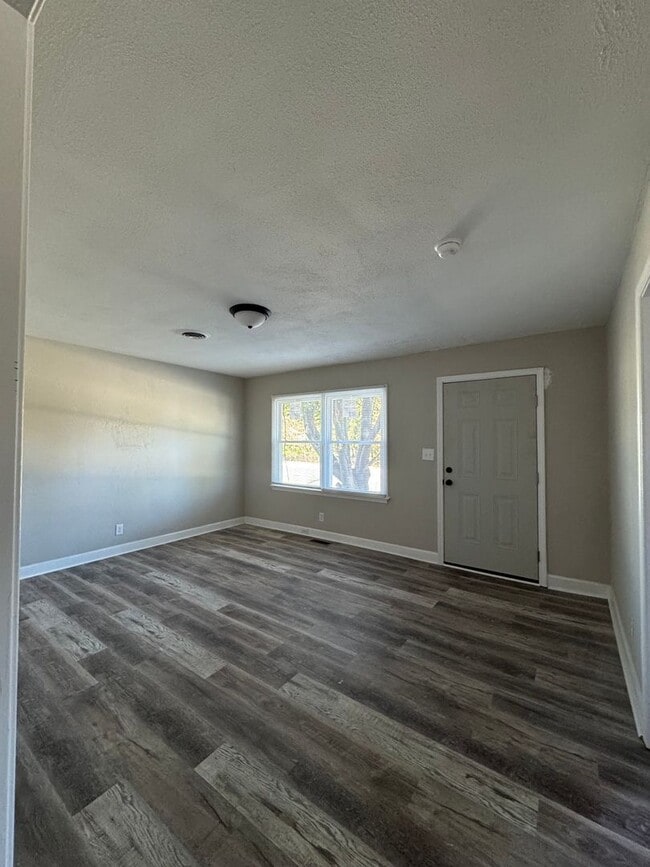 Building Photo - 2 bed 1 bath dupex