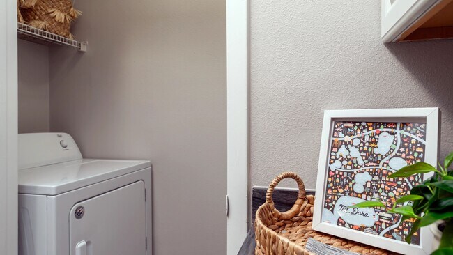 Todos los apartamentos incluyen una lavadora y secadora de tamaño completo en un lavadero privado con estantes empotrados. - Elevate 155