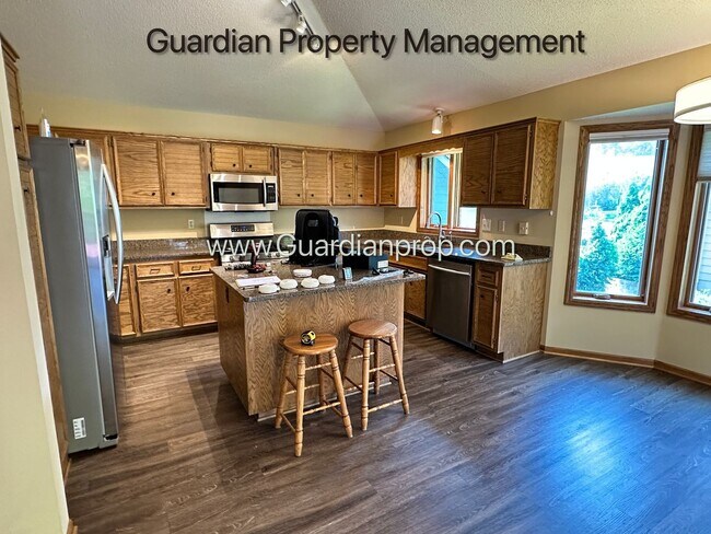 Building Photo - Eagan Single Family Home, 3 Car Garage, La...