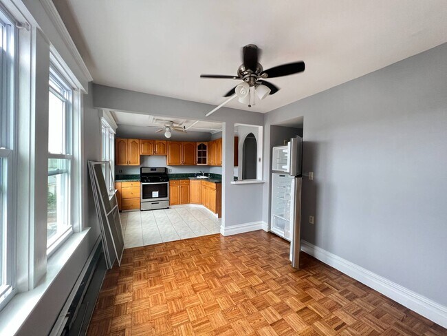 Building Photo - 157 B 112 St