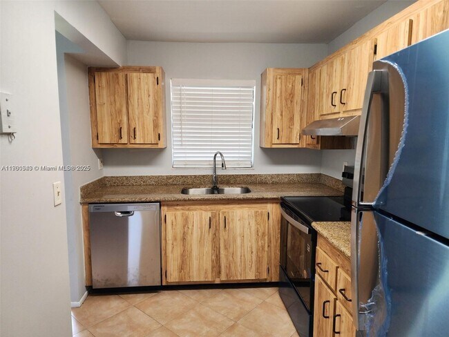 Building Photo - 6061 Shaker Wood Cir