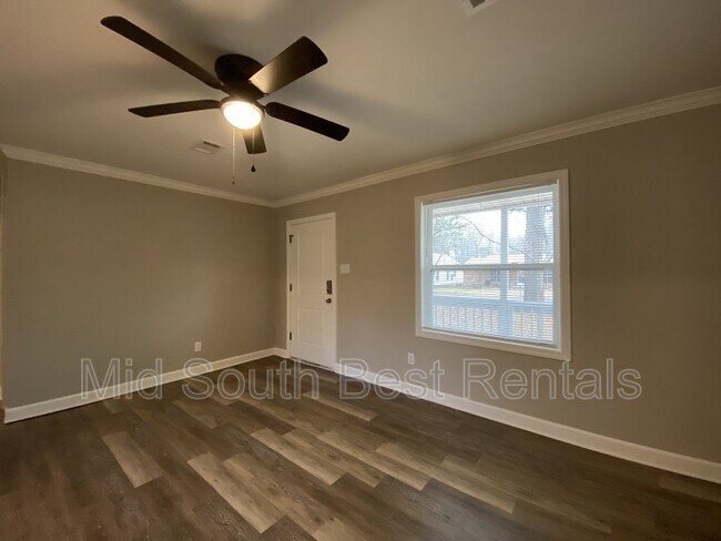 Building Photo - 506 E Elm St