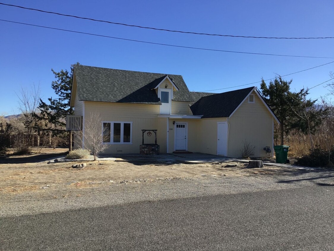 <b>2 Bedroom Home with Large Yard<br><br> - 2 Bedroom Home with Large Yard