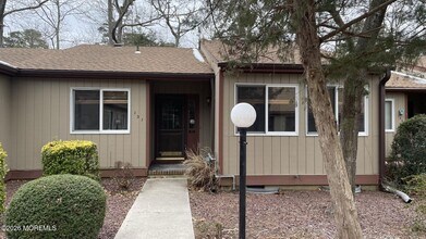 Building Photo - 151 Middle Holly Ln