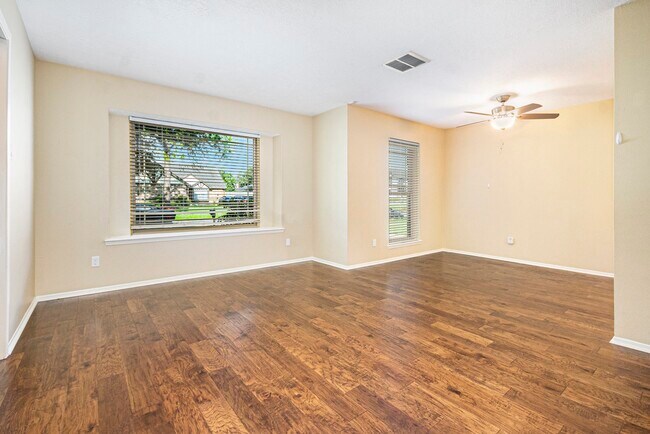 Building Photo - 302 Lochnell Dr