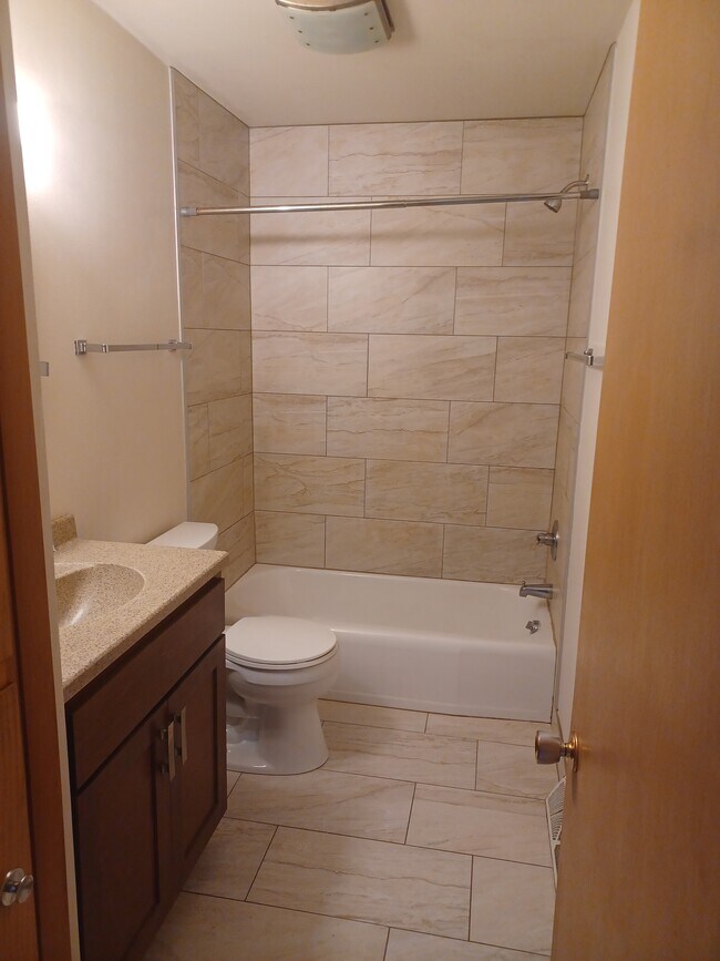 Foto del edificio - 211 W. Decorah Rd.