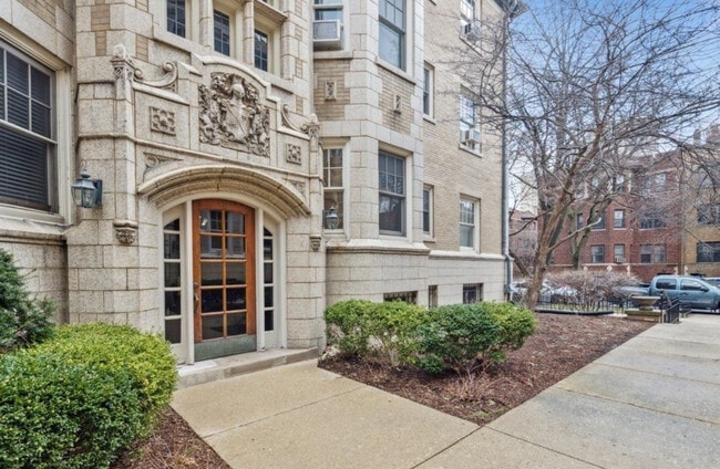 Building Photo - 534 W Brompton Ave