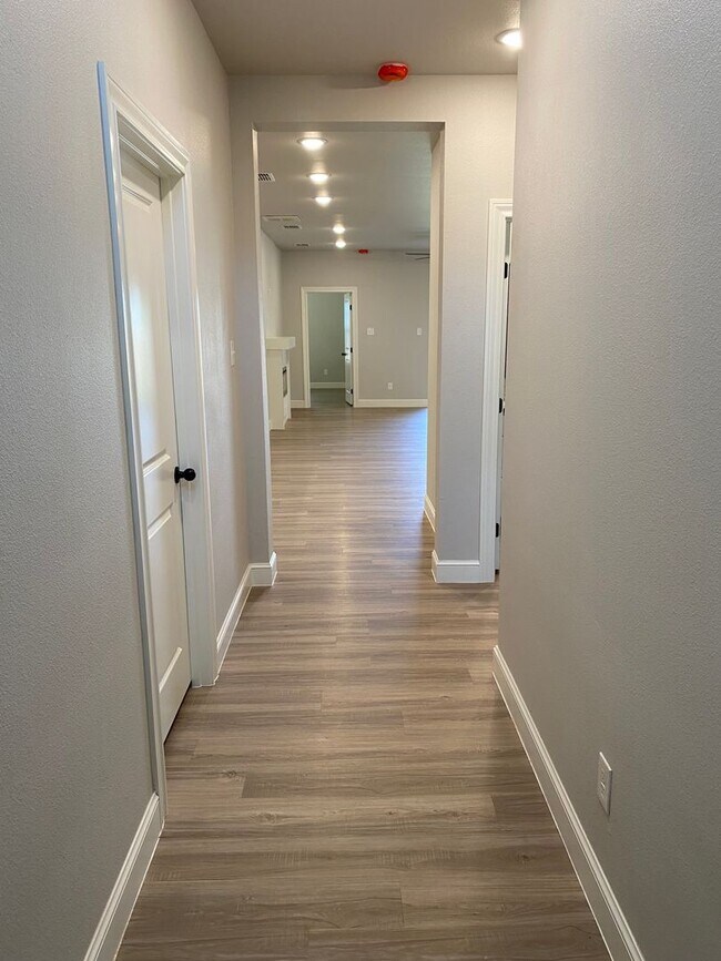 Foto del edificio - 5853 Urbana Pl