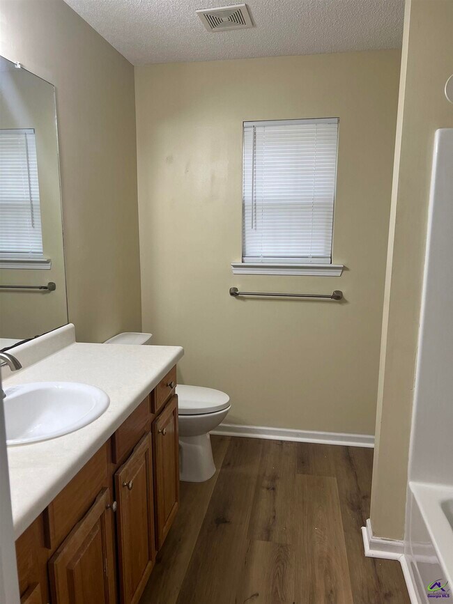 Building Photo - 208 Camelot Pl