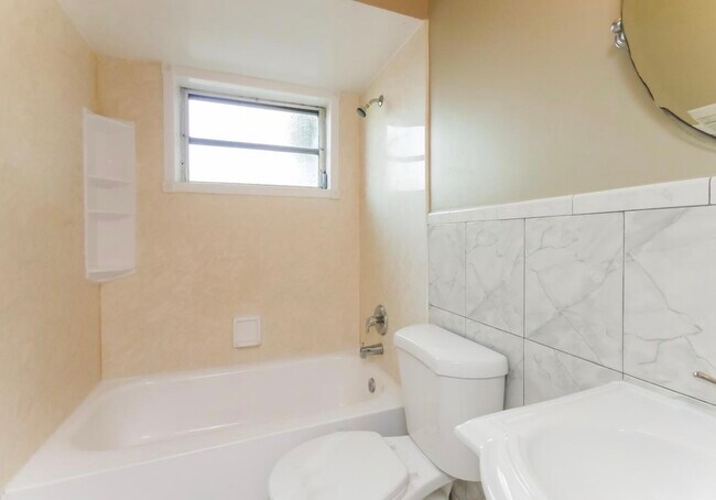 Building Photo - 935 Ridgeside Ct