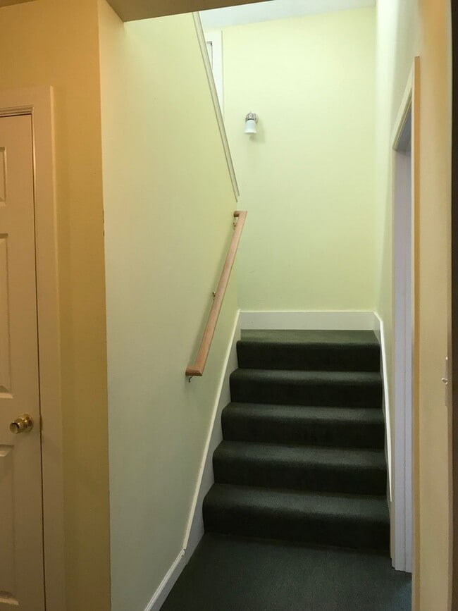 Photo - Leasing NOW-- Excellent 7 Bedroom/3 Bathro... Townhome