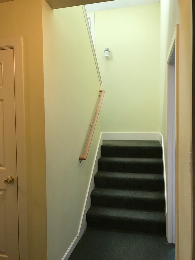 Foto del edificio - Pre - Leasing Excellent 7 Bedroom/3 Bathro...