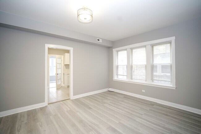Dining - 2625 N Ridgeway Ave