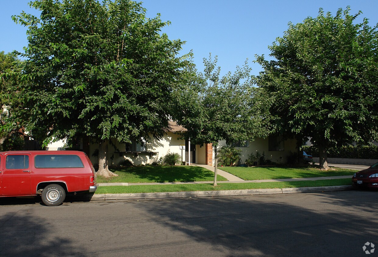 Building Photo - 626 S Cypress St