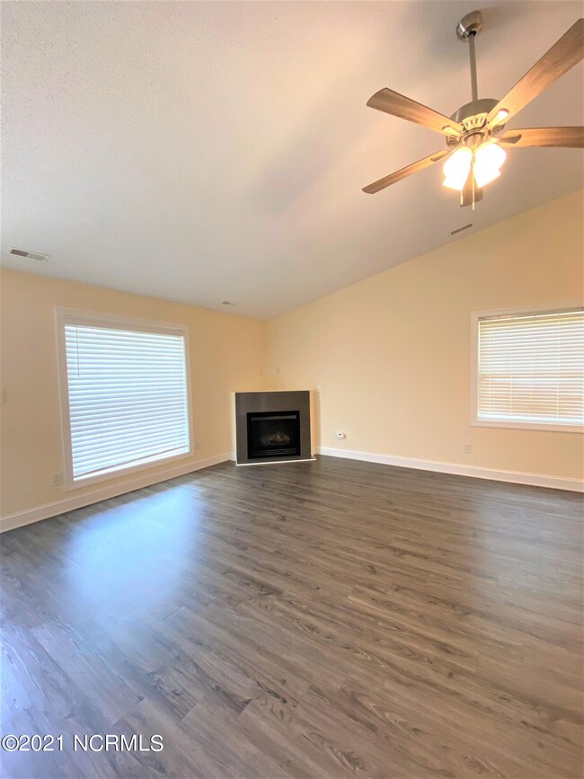 Building Photo - 207 Village Ct