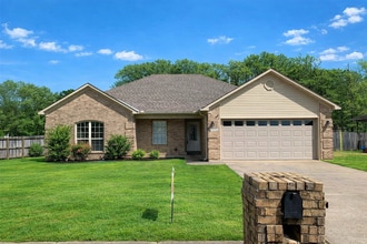 Building Photo - 2400 Palisade Dr