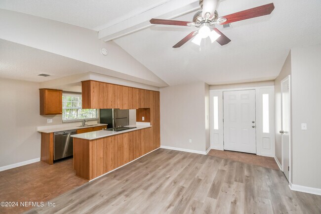 Foto del edificio - 3885 Mandarin Woods Dr N