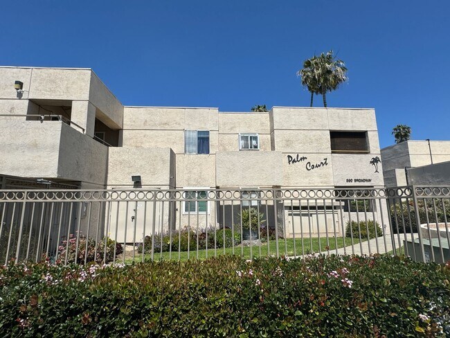 Building Photo - 2 Bedroom 2nd Floor Unit