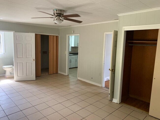 Foto del edificio - 2449 Midway St