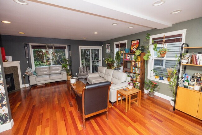 Foto del edificio - *Beautiful Ballard Townhome with Spacious Fenced Yard & Attached Garage FOR RENT* Available for M...